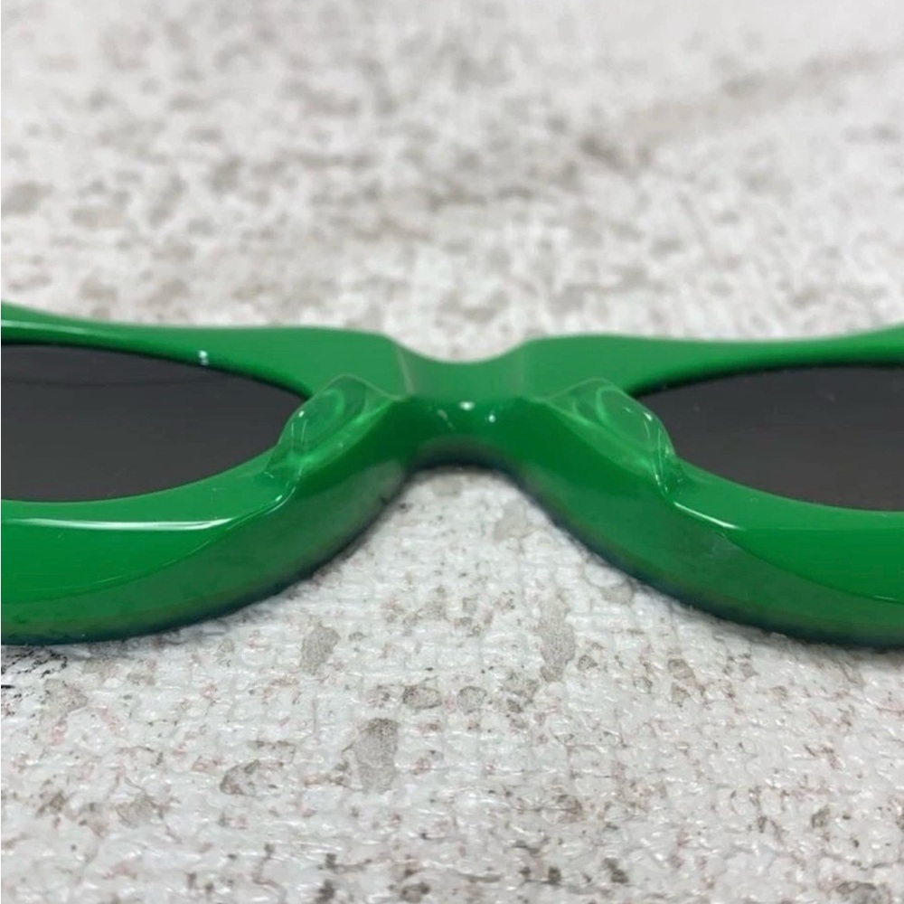 Bottega Veneta Green Sunglasses - Picture 6 of 7